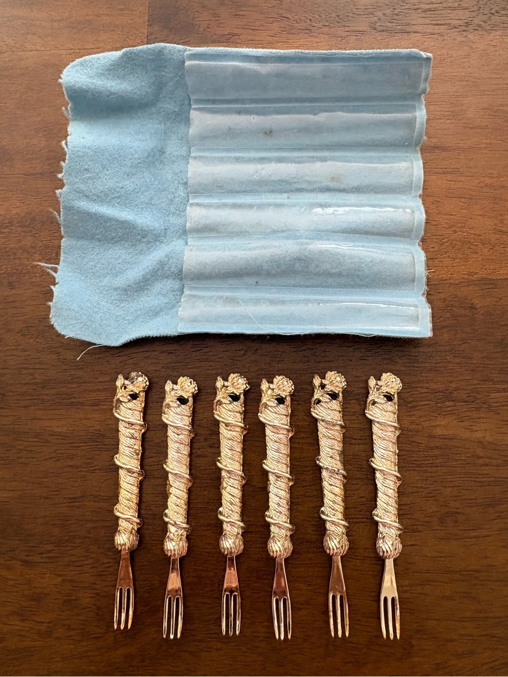 VTG Set of 6 Petite Seafood/ Hors d’Œuvres Forks Decorative Handles & Felt Case